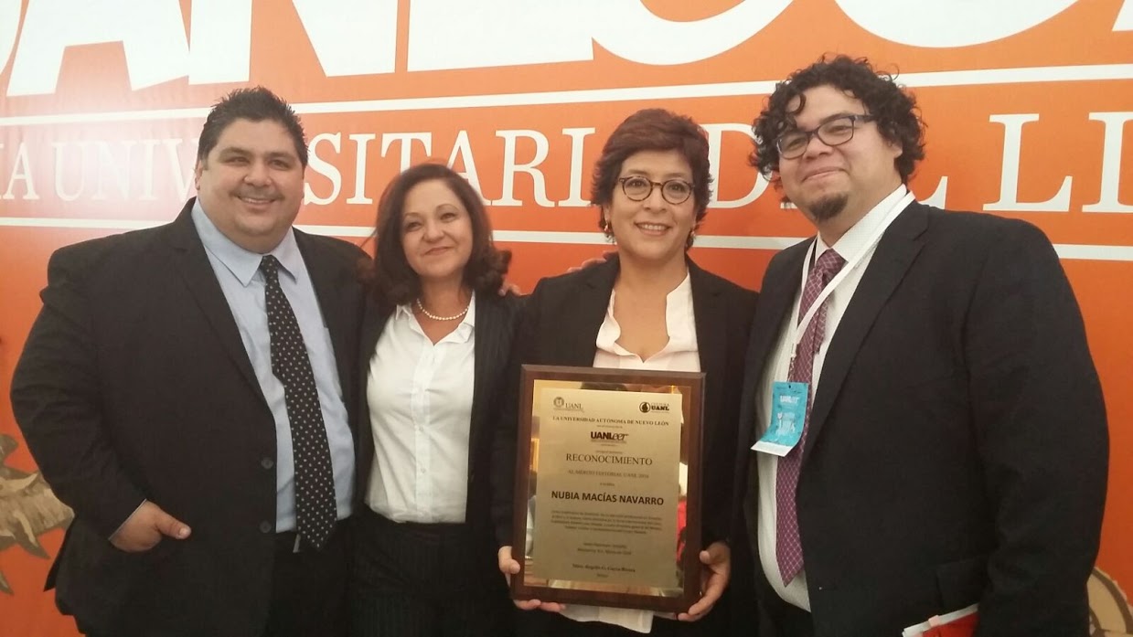 Hicieron entrega del galardón la periodista San Juana Martínez; Antonio Ramos Revillas, director de Ediciones Universitarias; y José Garza Acuña, secr