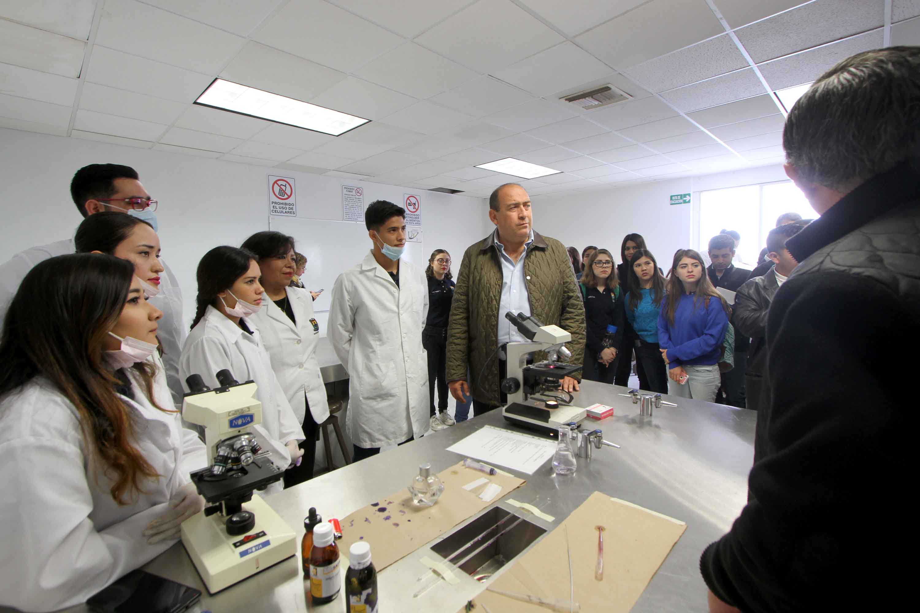 Entregó Rubén Moreira dos nuevos laboratorios en la Facultad de Odontología de la UAdeC de Torreón.
