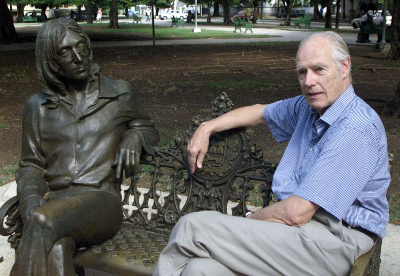 George Martin en 2002, junto a la estatua del músico John Lennon.