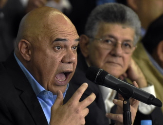 Jesús "Chúo" Torrealba (i), secretario general de la MUD, y Henry Ramos Allup, presidente de la Asamblea Nacional, dos líderes de la oposición
