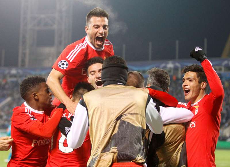 Jugadores de Benfica celebran la victoria 