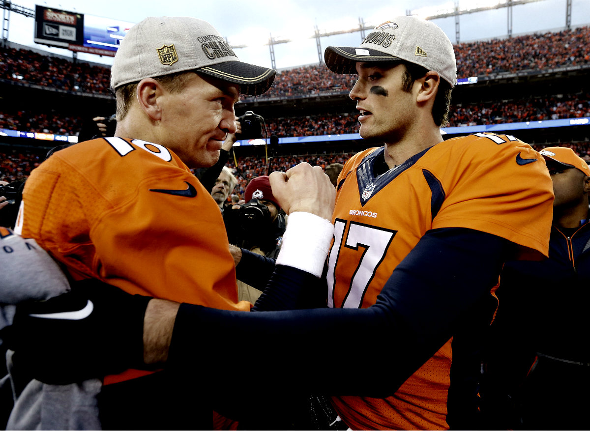 Manning y Osweiler, durante la coronación en el SB 50