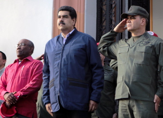 El presidente venezolano, Nicolás Maduro (c), el vicepresidente Aristóbulo Isturiz (i), y el ministro de Defensa, Vladimir Padrino (d), hoy en Caracas