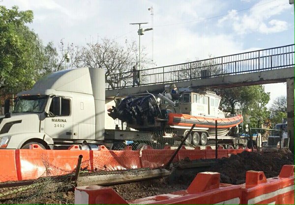 El tráiler de la Secretaría de Marina se atoró en un puente peatonal sobre Viaducto Tlalpan. 