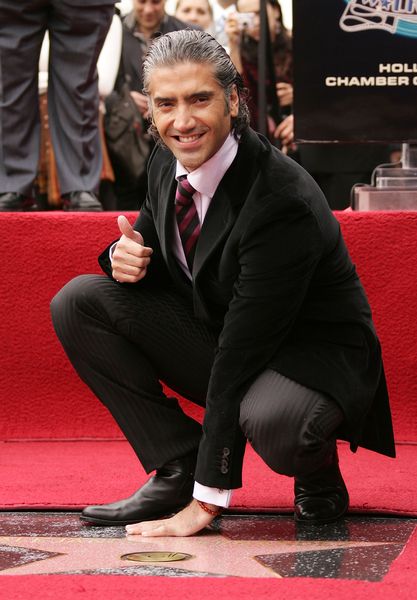 Alejandro Fernández con su estrella en Hollywood. 