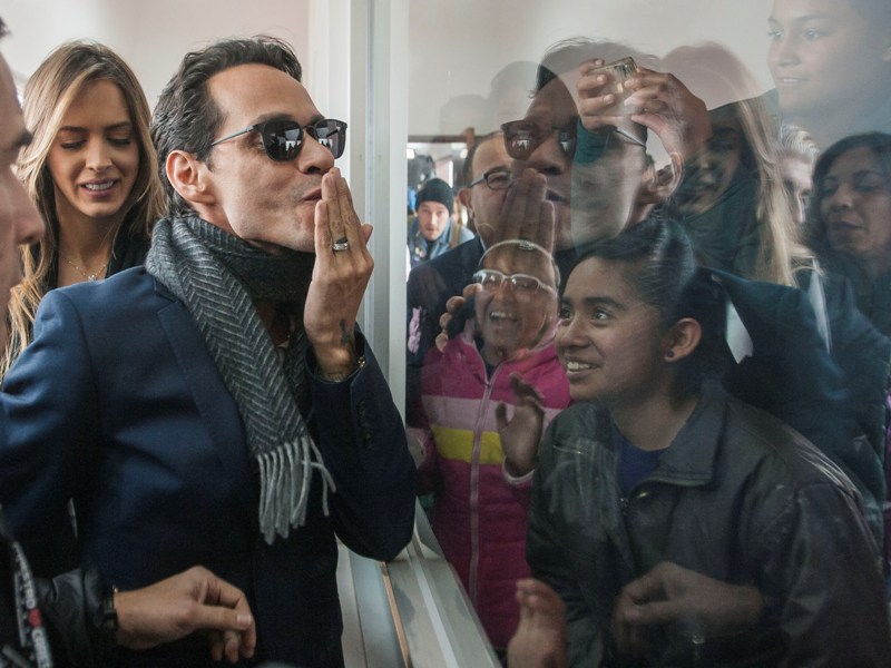 El cantante realizó un recorrido por las instalaciones y saludó a las pequeñas que serán beneficiadas. 