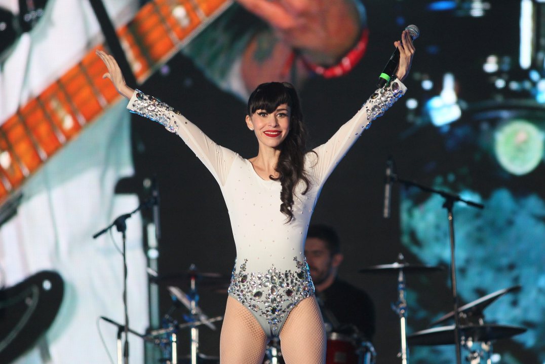 Denisse Guerrero es la vocalista de la agrupación. 