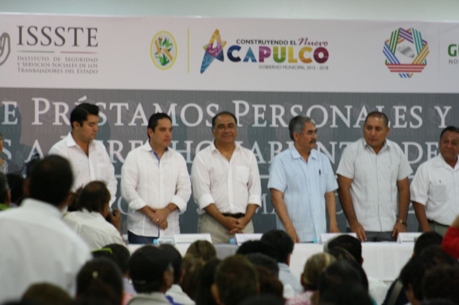 La entrega de préstamos y pensiones a derechohabientes del ISSSTE se realizó en el Centro de Congresos Copacabana.