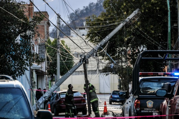El fuerte viento en la capital mexiquense porvocó la caída de un poste.