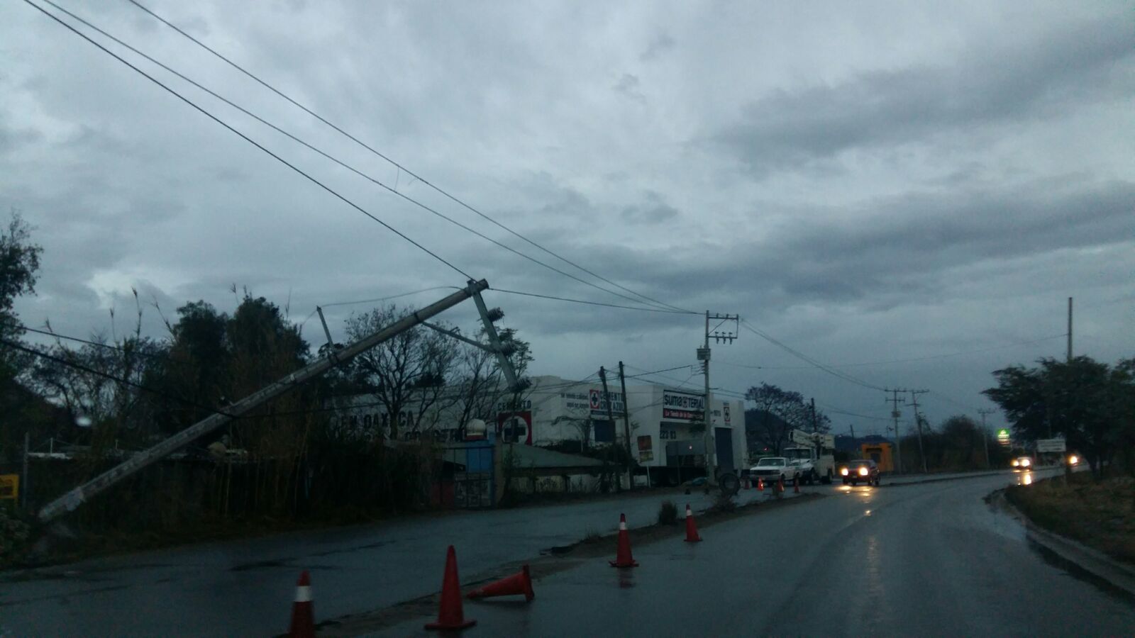 Los fuertes vientos tiraron postes de luz en la zona serrana.