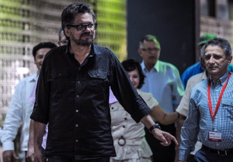 El jefe guerrillero comandante Iván Marquez (i) al llegar hoy al Palacio de Convenciones de La Habana para negociar con la delegación del gobierno