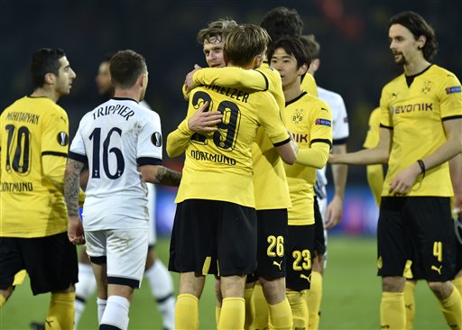 Jugadores del Dortmund celebran el triunfo 