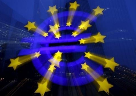 El logo del BCE fuera de la sede del BCE en Fráncfort en Alemania.