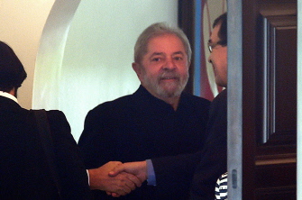 Luiz Inacio Lula da Silva, ayer, a su llegada a un desayuno en casa del presidente del Senado, Renan Calheiros, en Brasilia