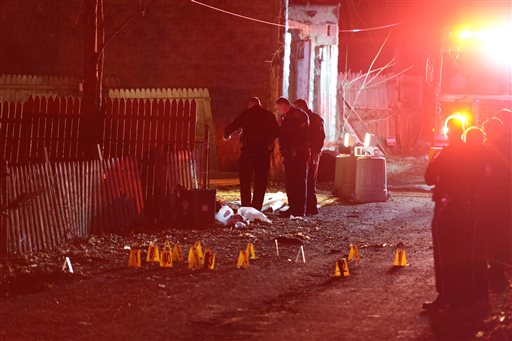 Policías investigan el lugar del tiroteo en Wilkinsburg, Pensilvania 
