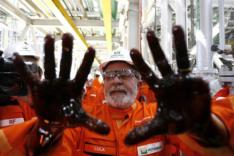 El entonces presidente Lula, durante el lanzamiento de la plataforma de Petrobras "Ciudad de Angra dos Reis", el 28 de octubre de 2010