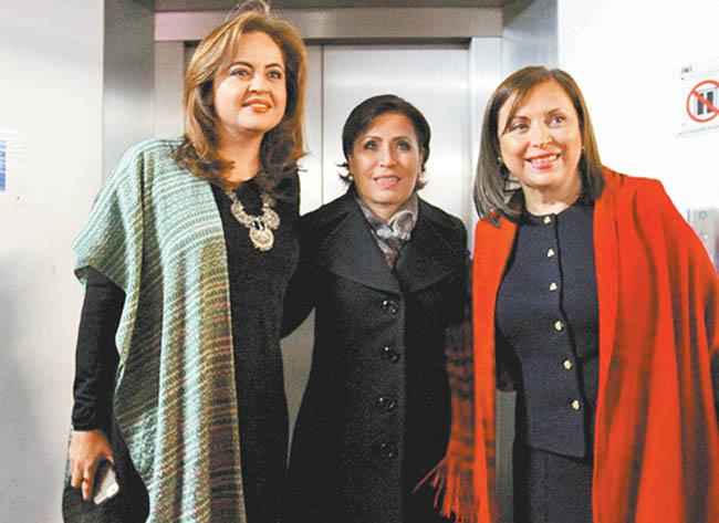 Las senadoras Ana Lilia Herrera y Cristina Díaz con Rosario Robles. 