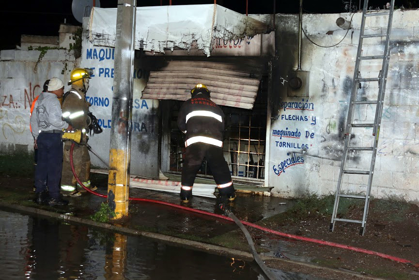 Corto circuito provoca incendio en taller en Torreón.
