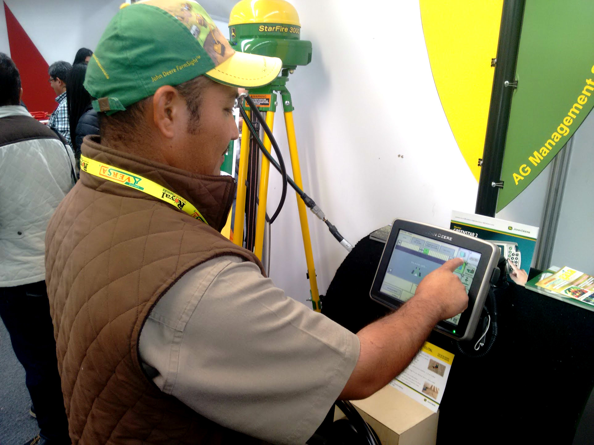 La empresa John Deere desarrolla aplicaciones satelitales para guiado remoto de tractores.