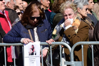 Familiares de una víctima de los atentados de Atocha lloran durante la ceremonia por el 12 aniversario en el Bosque de los Ausentes, en Madrid