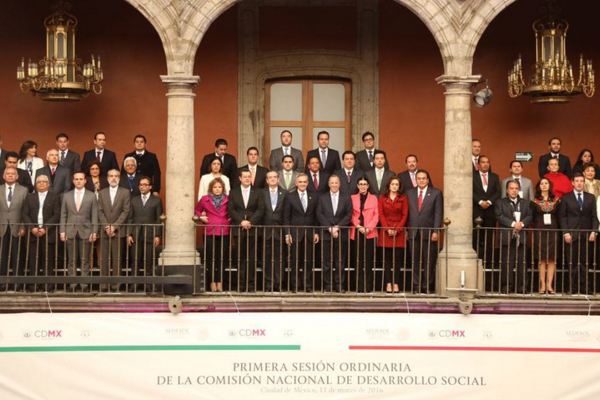 El gobierno de la Ciudad de México y la Secretaría de Desarrollo Social firmaron un acuerdo para que los estudiantes de la capital tengan acceso al se