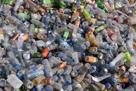 Según investigadores, tan sólo en 2013 se produjeron 56 millones de toneladas de PET en todo el mundo.