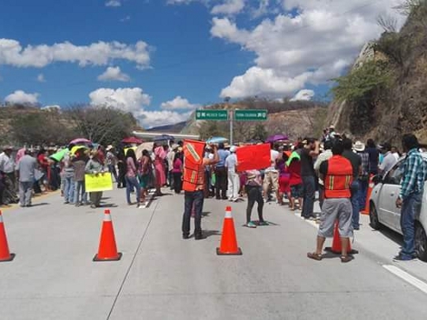 Por tres horas, simpatizantes del Frente Unido por la Seguridad y el Desarrollo Social del Estado de Guerrero bloquearon parcialmente  la Autopista de