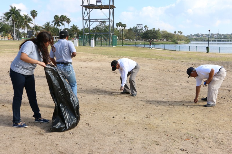 Alumnos de preparatoria y discapacitados realizaron la limpieza en la Laguna del Carpintero.