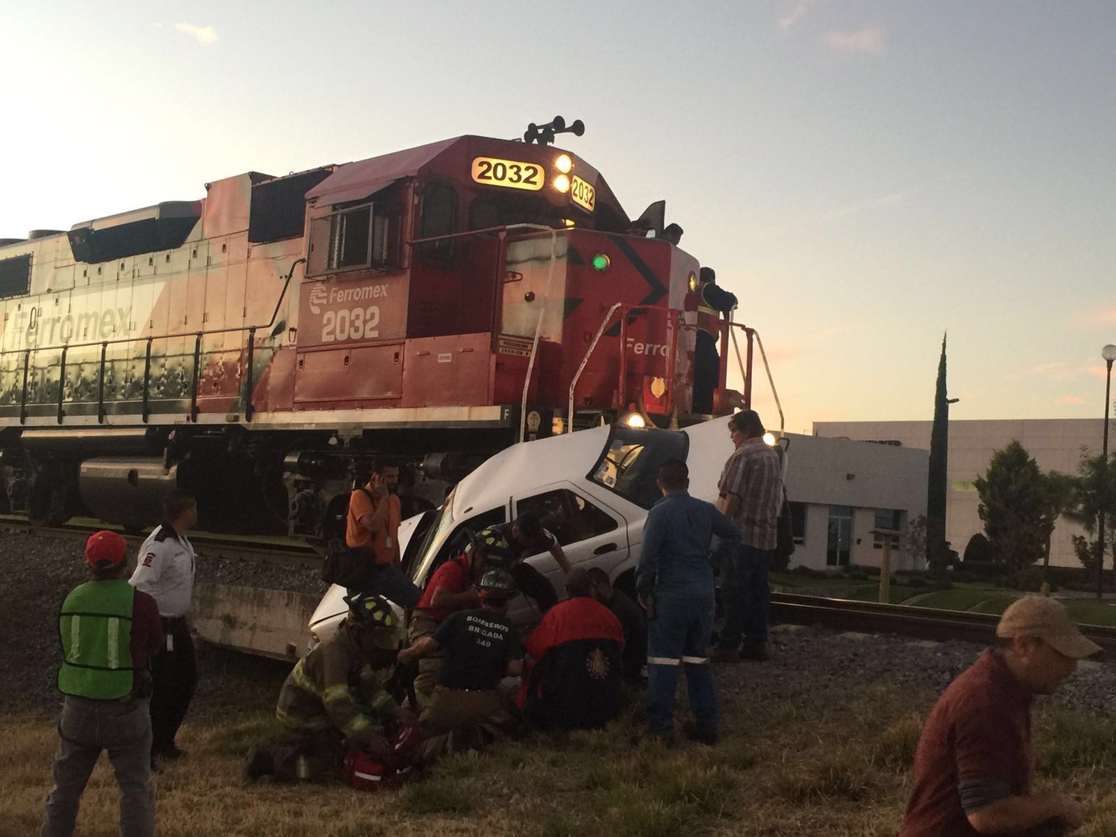 Cerca de las 19:00 horas fue embestido el automóvil, que dejó un herido y 400 personas asustadas