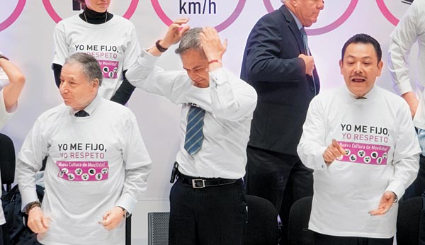 El jefe de Gobierno se puso la playera y firmó un convenio para capacitar a operadores del transporte público. 
