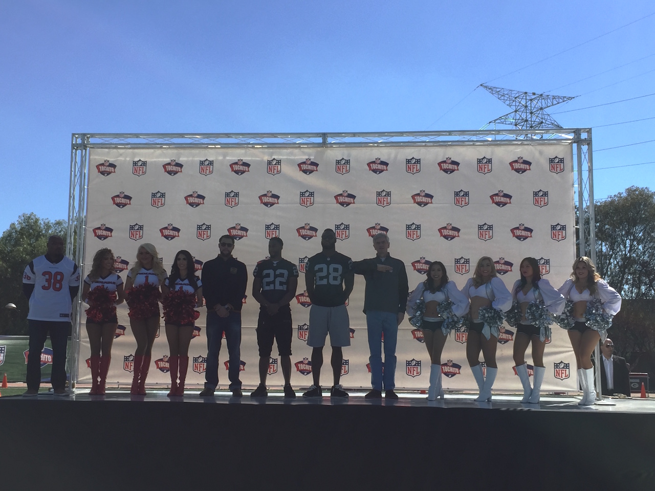 Jugadores y porristas de Oakland y Texanos en el torneo Nacional de Tochito