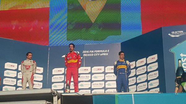 Lucas di Grassi en lo más alto del podio