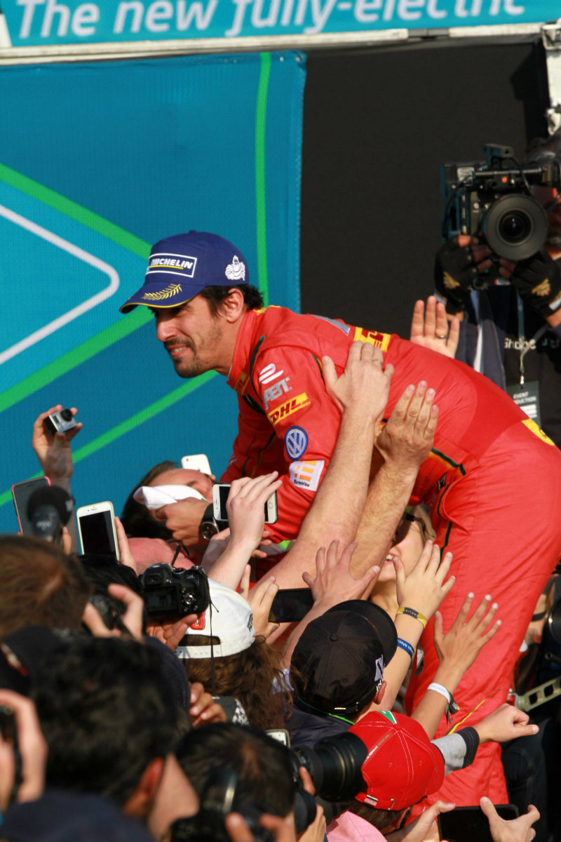 Lucas Di Grassi saludando a la afición mexicana que acudió al ePrix de la Ciudad de México