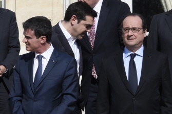 El primer ministro francés, Manuel Valls, su par griego, Alexis Tsipras, y el presidente francés, Francois Hollande, posan hoy en la cumbre de París