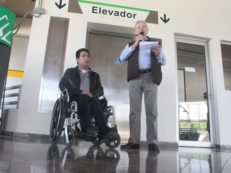 Una persona en silla de ruedas participó en la demostración de las mejoras. 