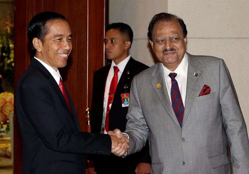 El presidente de Pakistán, Mamnoon Husain (d), con su par indonesio, Joko Widodo (i), el pasado lunes en Yakarta
