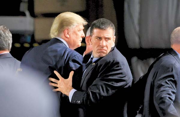 Agentes estadunidenses rodean a Trump tras un incidente en Dayton, Ohio.