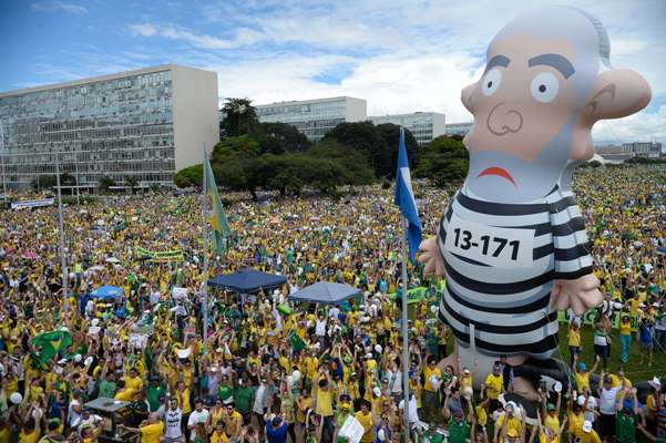 En Brasilia, cientos de manifestantes protestaron en las inmediaciones del Congreso.