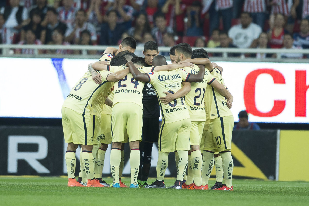 Jugadores de América se reúnen en la cancha previo al inicio del encuentro