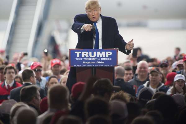 Durante un mitin de Donald Trump en Ohio, se detuvo a una persona que trató de subir al podio.