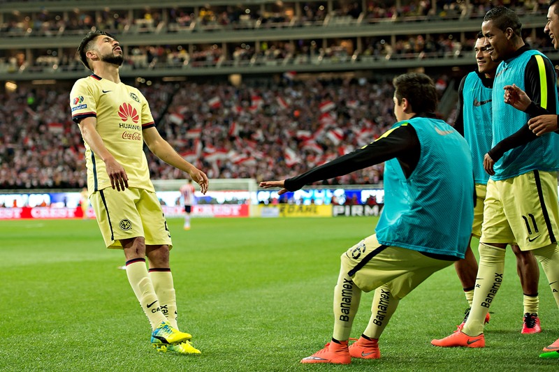 Oribe Peralta celebra el segundo gol
