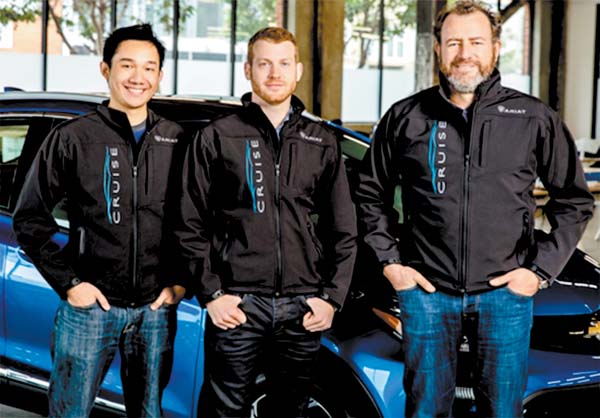 El jefe de General Motors Dan Ammann (der.) posa con los fundadores de Cruise. 