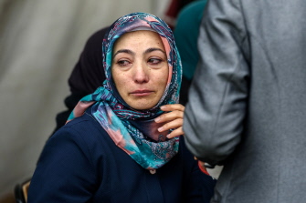 Una mujer, familiar de una víctima del atentado llora en el edificio donde espera poder llevarse el cuerpo, en Ankara