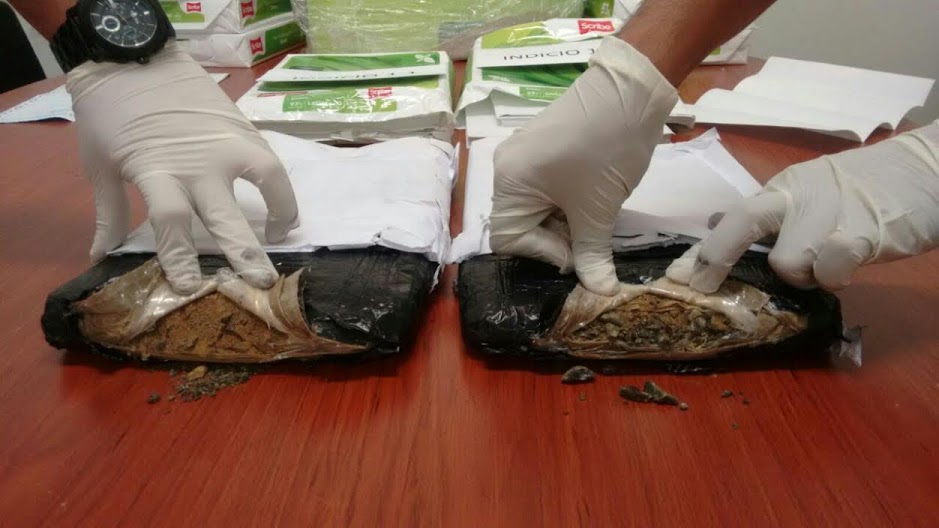 Los policías detectaron un cargamento de heroína dentro de una caja de cartón. 