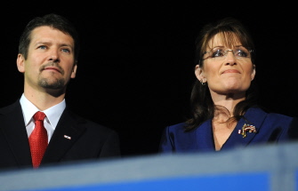 Sarah Palin y su marido Todd, durante el acto de John McCain en Phoenix el 5 de noviembre de 2008 en el que admitió la victoria de Obama