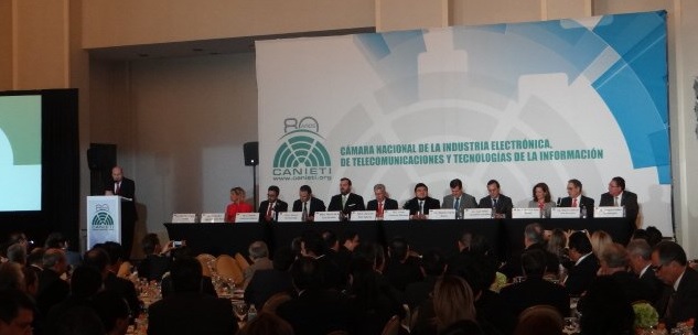 Durante la presentación de Mario de la Cruz.