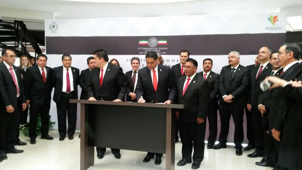 Entrega de 2 iniciativas al Congreso de Durango en Gómez Palacio.