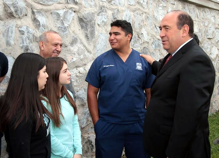 Gobernador de Coahuila entregó 50 becas a la Facultad de Odontología de Torreón.