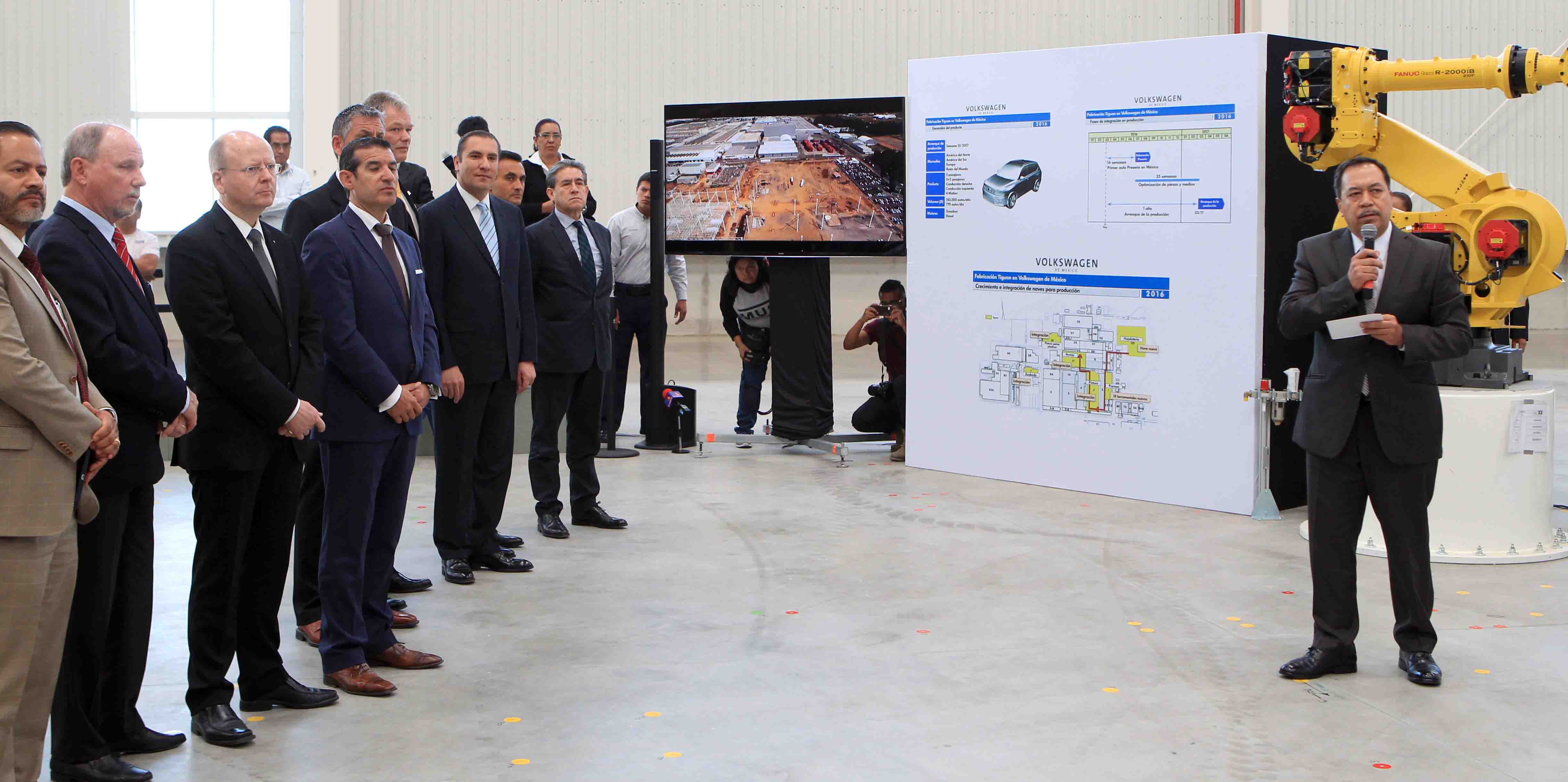 El gobernador Moreno Valle supervisó, acompañado de Andreas Hinrichs, el avance del proyecto Tiguan en la planta VW.