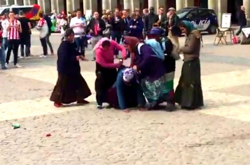 Las mujeres se empujan por las monedas que los fans lanzaron